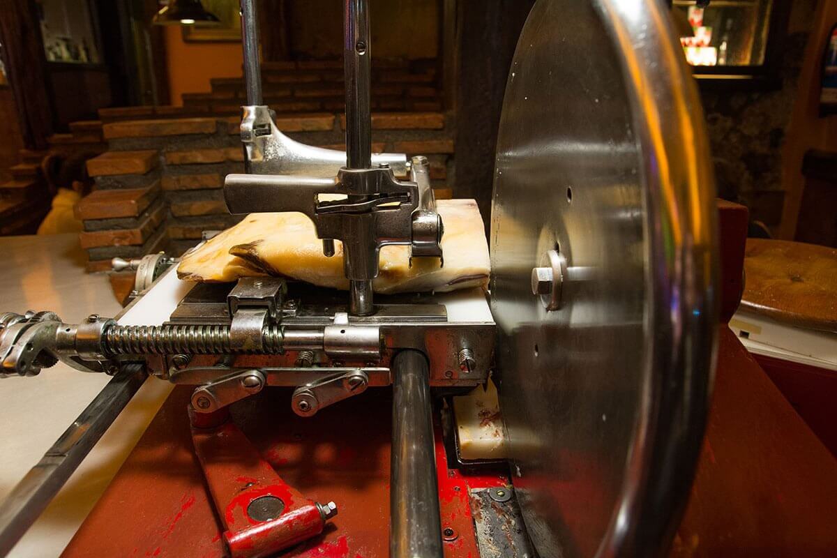 How to Keep Your Commercial Meat Slicer Clean and Functional M&M