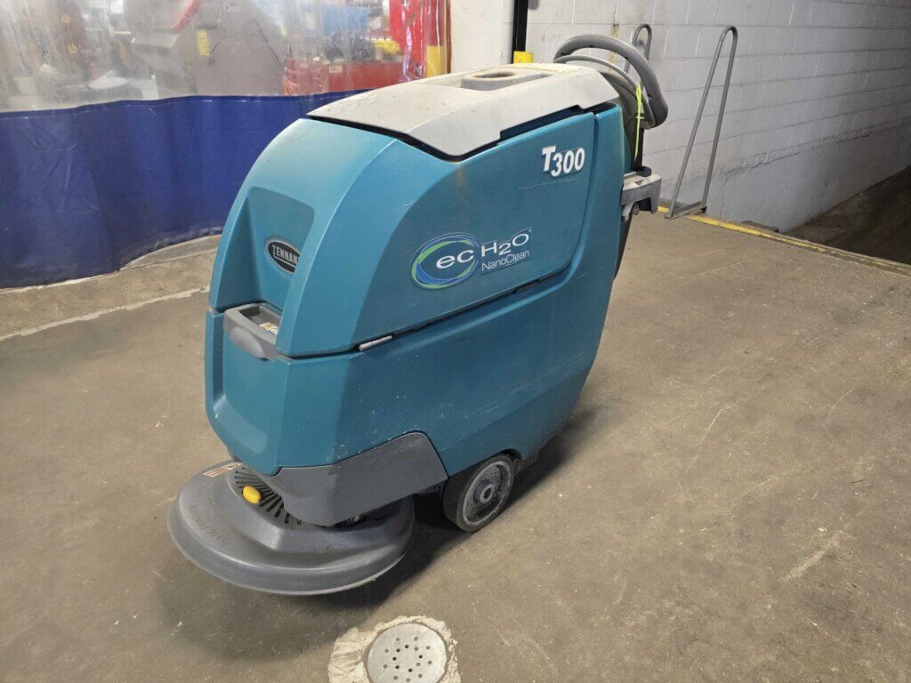 Tennant T 300 Floor Scrubber - view 4